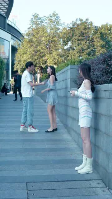 吃瓜两情侣吵架,情侣吵架引发的甜蜜风波